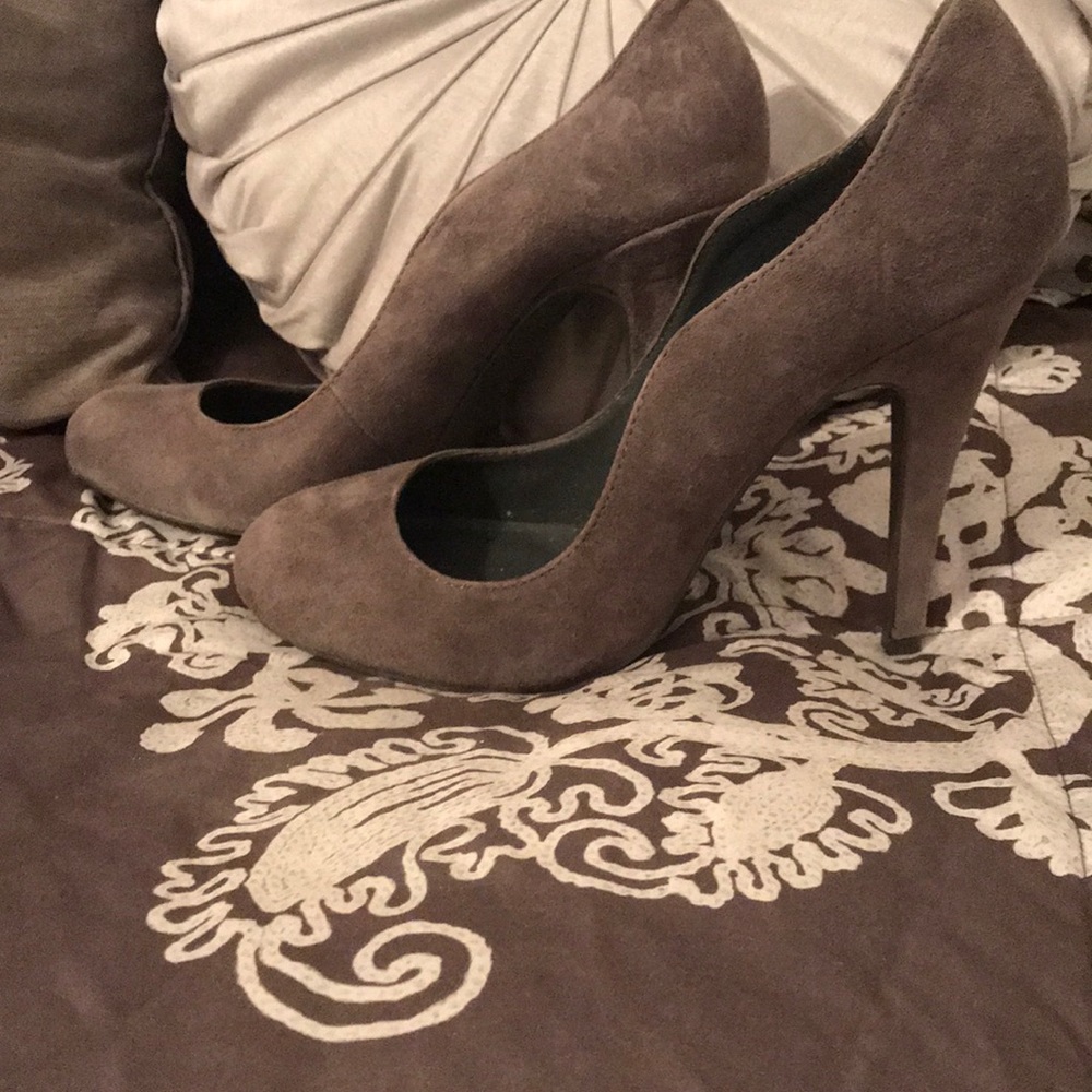 Kelsi Dagger dove grey suede pumps